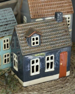 Donker Blauwe Engelse Cottage Met Dakkapel, IB Laursen