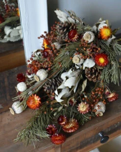 Droogbloem Toef In Warm Rood Met Dennenappels En Rozenbottels