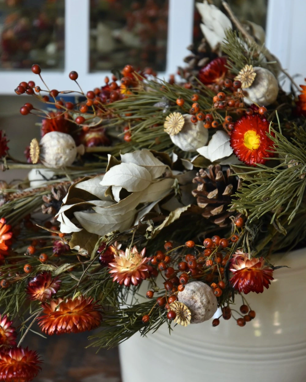Droogbloem Toef In Warm Rood Met Dennenappels En Rozenbottels - Afbeelding 2