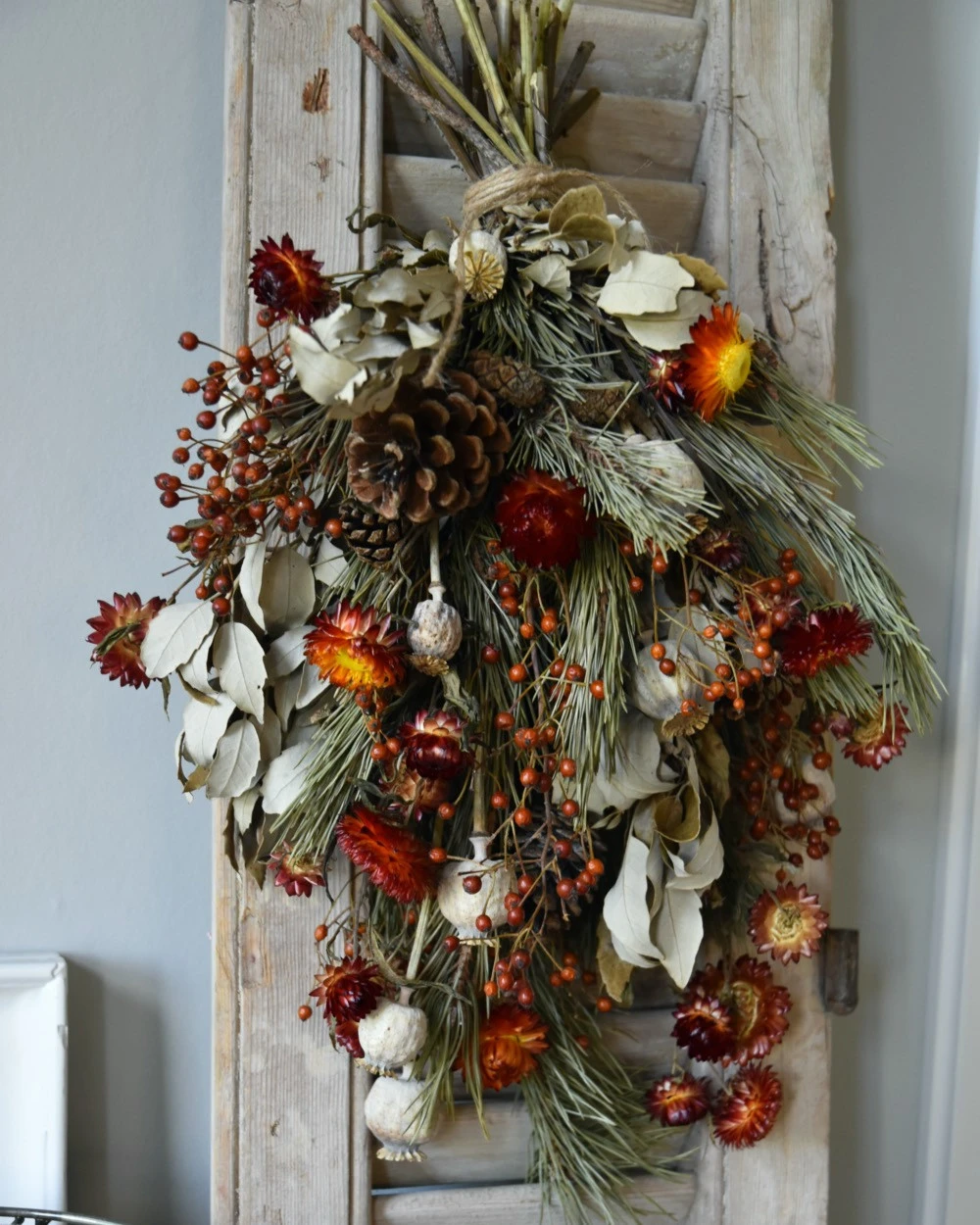 Droogbloem Toef In Warm Rood Met Dennenappels En Rozenbottels - Afbeelding 3