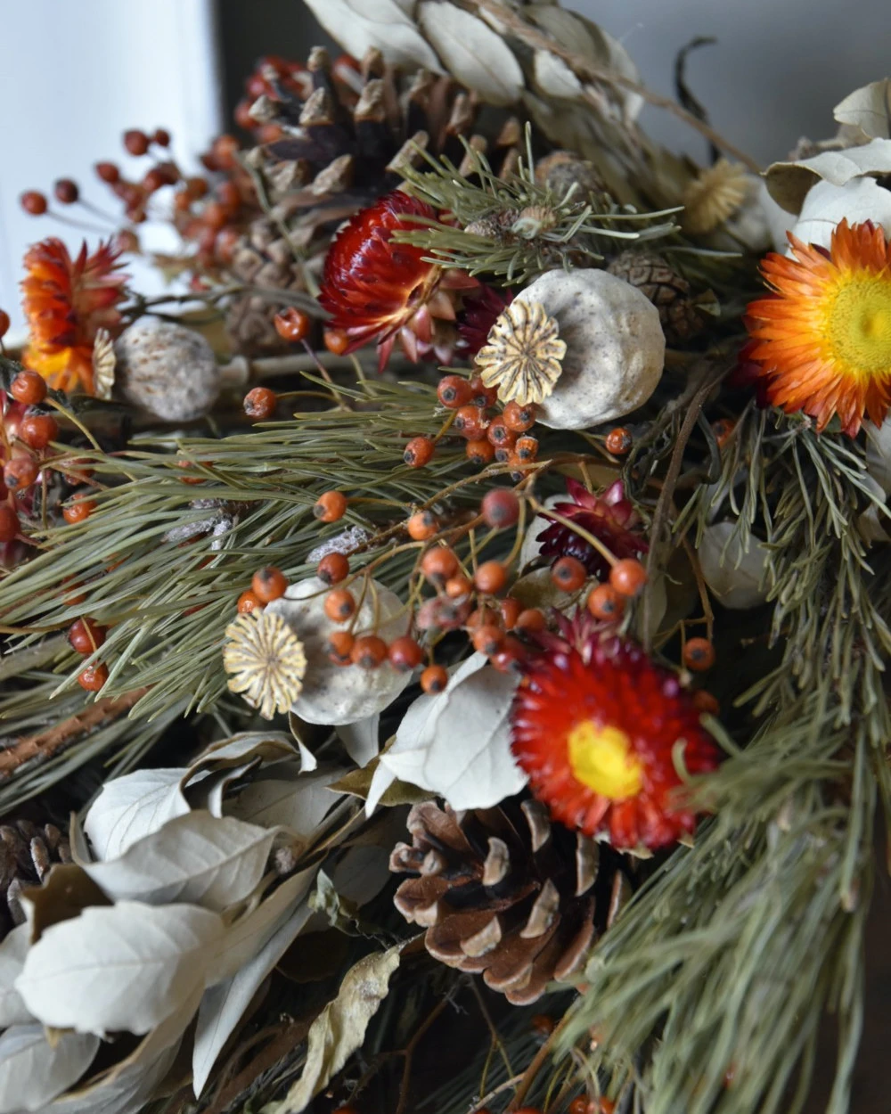 Droogbloem Toef In Warm Rood Met Dennenappels En Rozenbottels - Afbeelding 4
