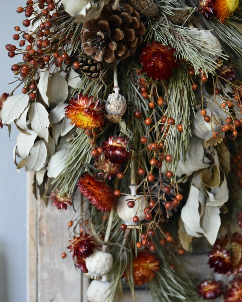 Droogbloem Toef In Warm Rood Met Dennenappels En Rozenbottels - Afbeelding 5