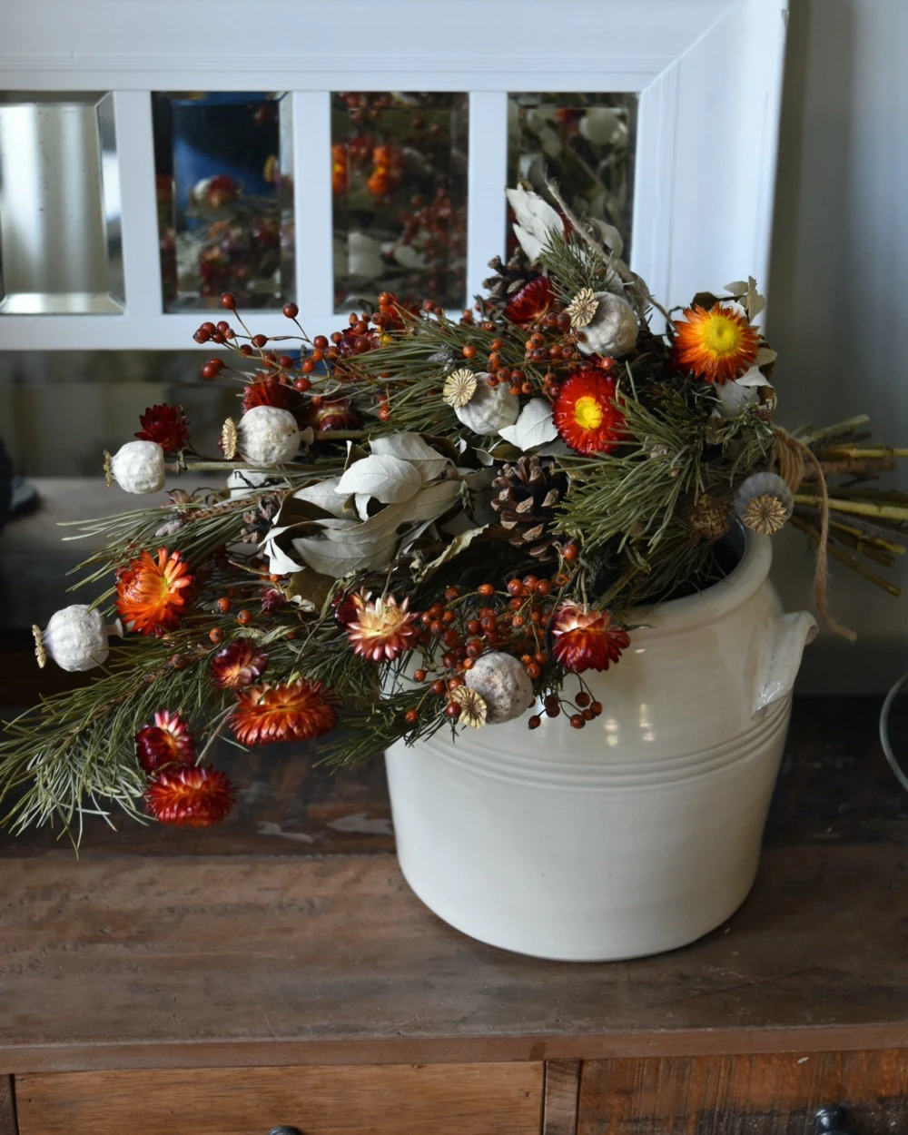 Droogbloem Toef In Warm Rood Met Dennenappels En Rozenbottels - Afbeelding 6