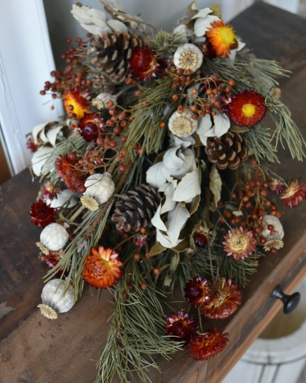 Droogbloem Toef In Warm Rood Met Dennenappels En Rozenbottels - Afbeelding 7