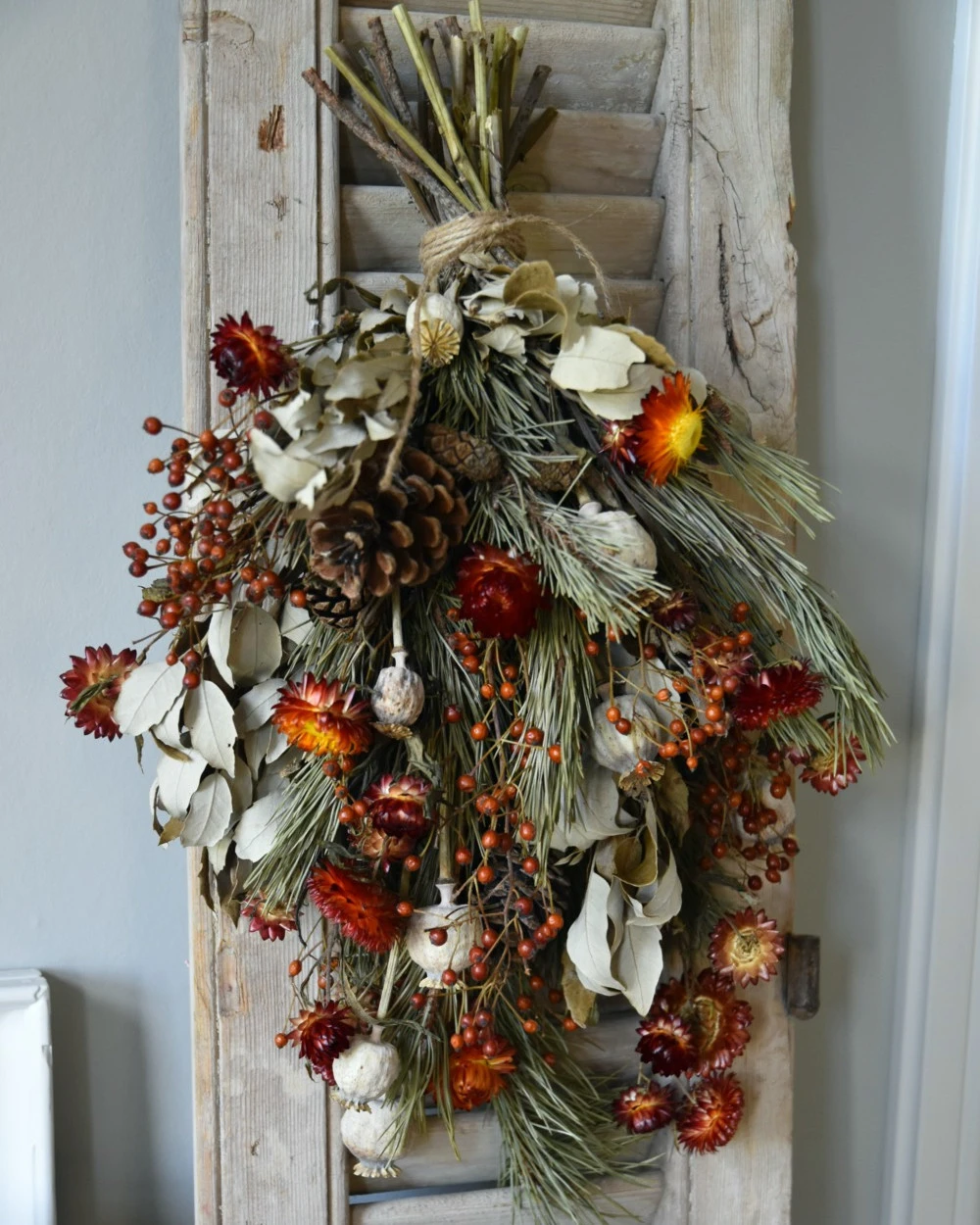Droogbloem Toef In Warm Rood Met Dennenappels En Rozenbottels - Afbeelding 8