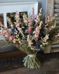 Droogbloemen Biedermeier Met Hortensia's En Riddersporen