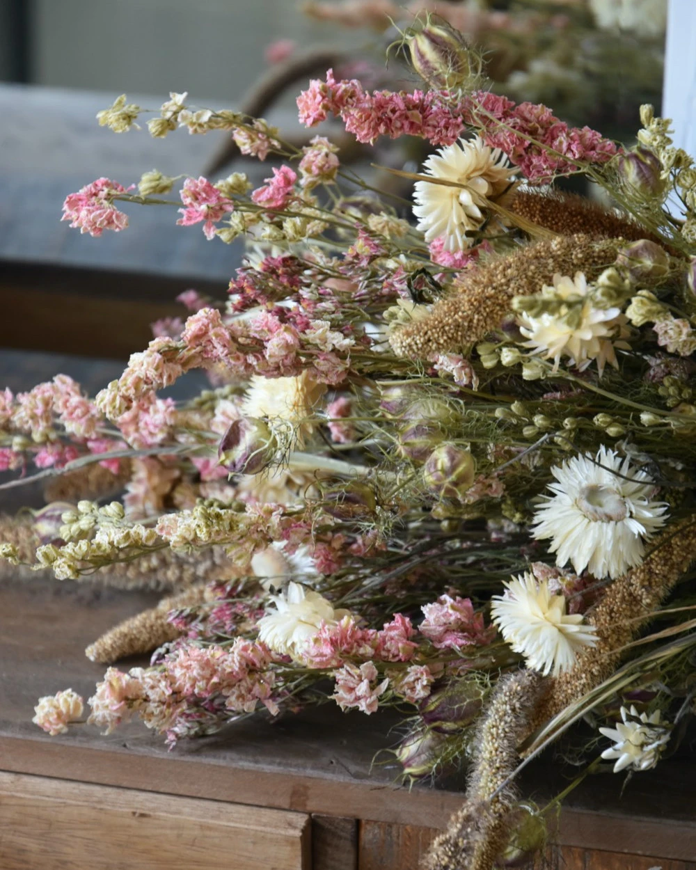 Droogbloemen Boeket In Zachte Naturel Tinten Roze En Crème - Afbeelding 3