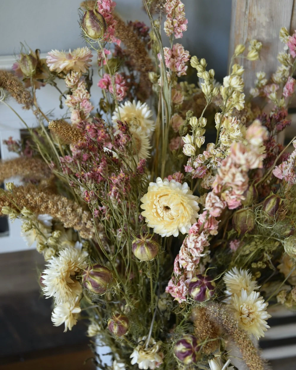Droogbloemen Boeket In Zachte Naturel Tinten Roze En Crème - Afbeelding 4