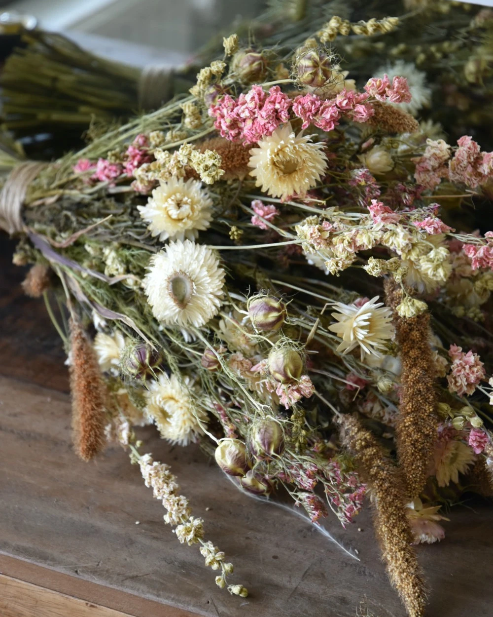 Droogbloemen Boeket In Zachte Naturel Tinten Roze En Crème - Afbeelding 7