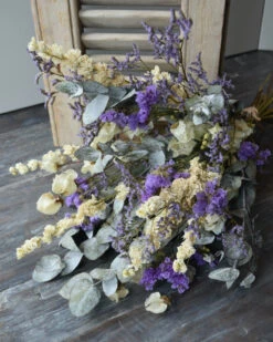 Droogbloemen Boeket Met O.a. Bougainvillea En Eucalyptus In Het Lila, Crème Grijs