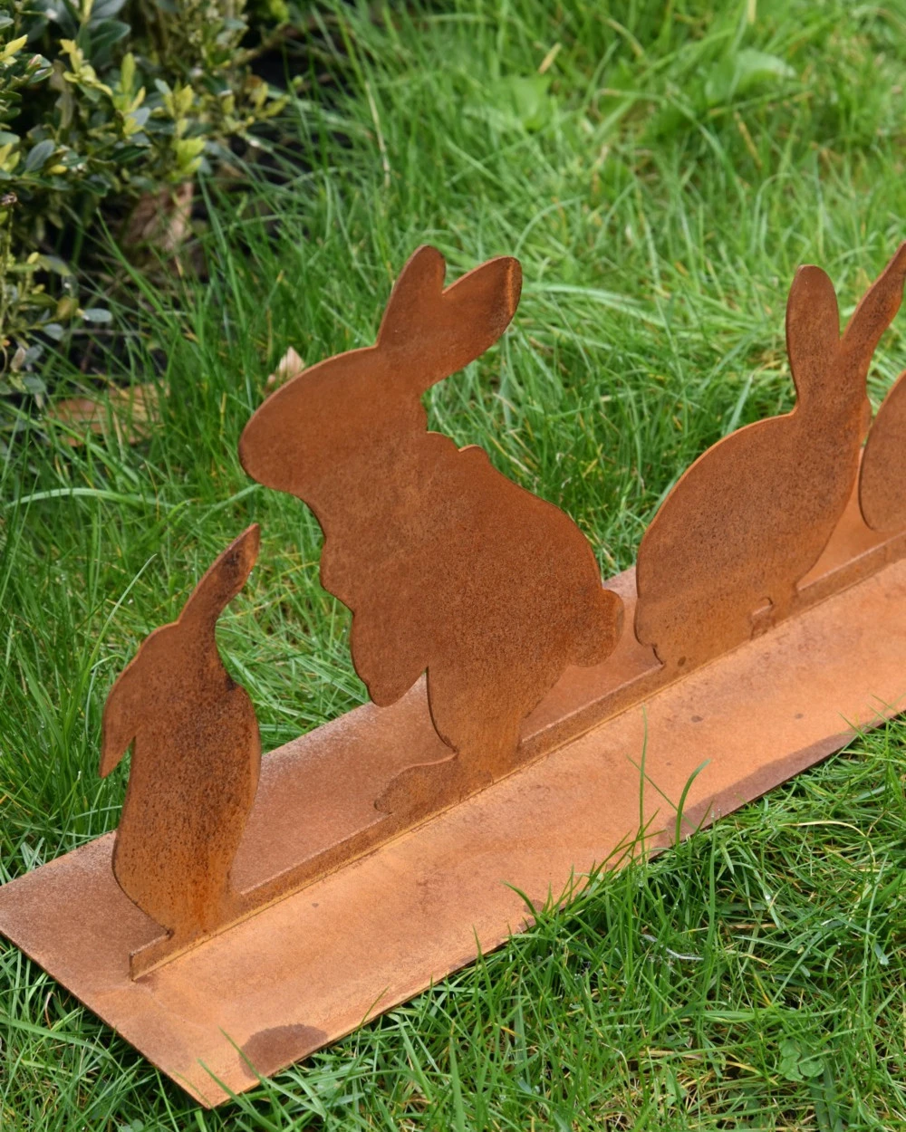 Ecoroest Tuindecoratie Met 5 Verschillende Konijnen Op Een Rij