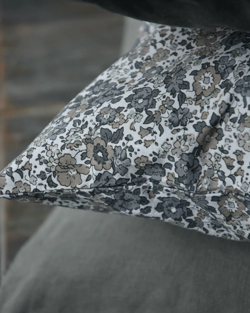 Gebloemde Kussenhoes Met Grijze En Taupe Bloemen, IB Laursen - Afbeelding 2