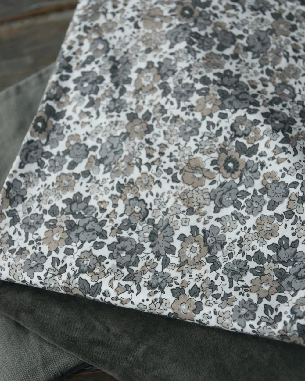 Gebloemde Kussenhoes Met Grijze En Taupe Bloemen, IB Laursen - Afbeelding 3