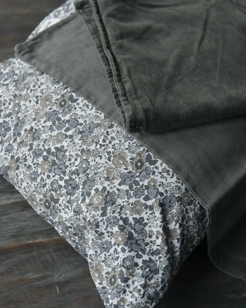 Gebloemde Kussenhoes Met Grijze En Taupe Bloemen, IB Laursen - Afbeelding 4