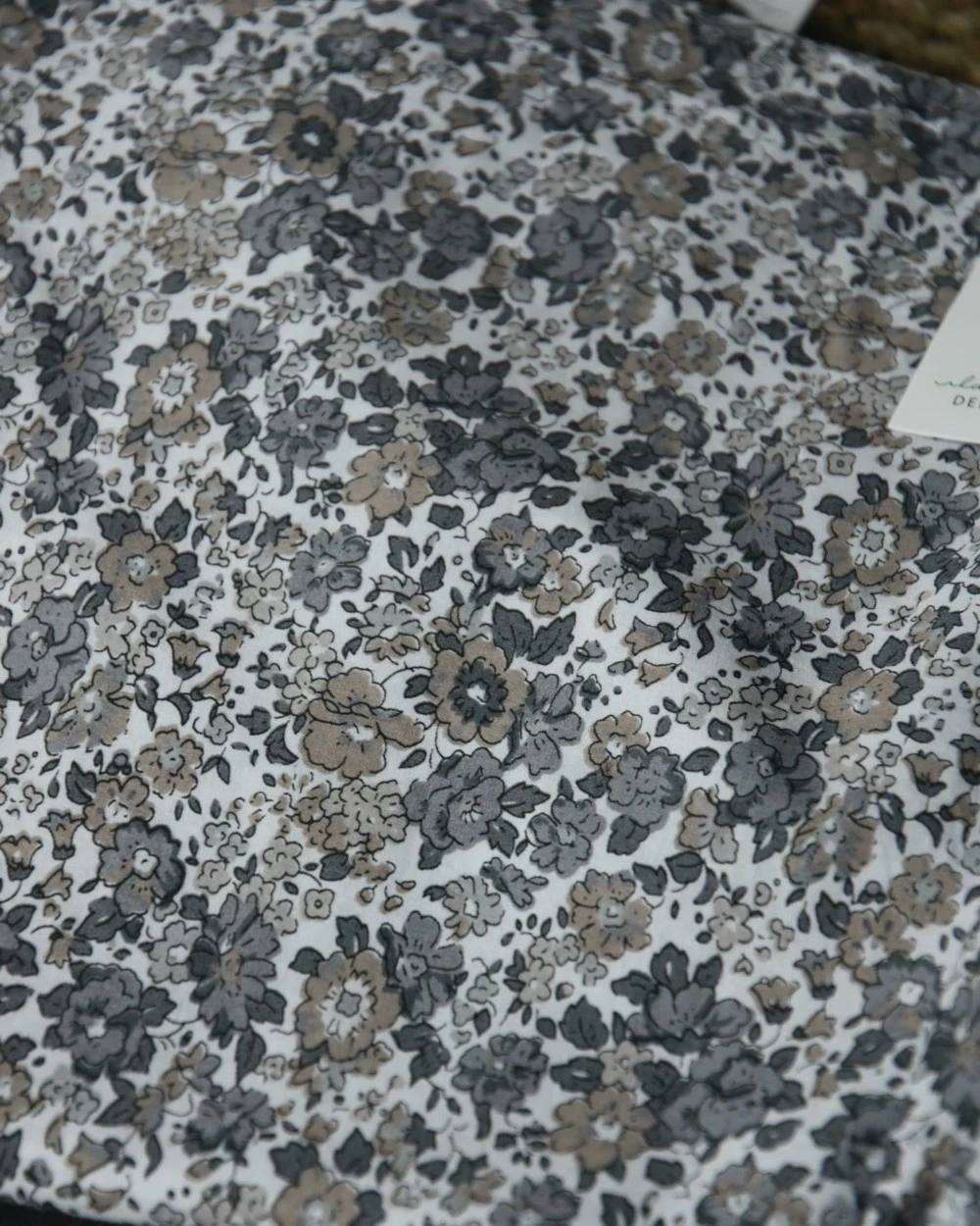 Gebloemde Kussenhoes Met Grijze En Taupe Bloemen, IB Laursen