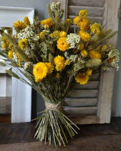 Gemengd Droogbloemen Biedermeier Boeket In Geel Wit En Groen