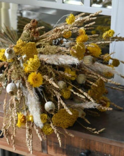 Gemengd Droogbloemen Boeket Gelaagd In Naturel Geel