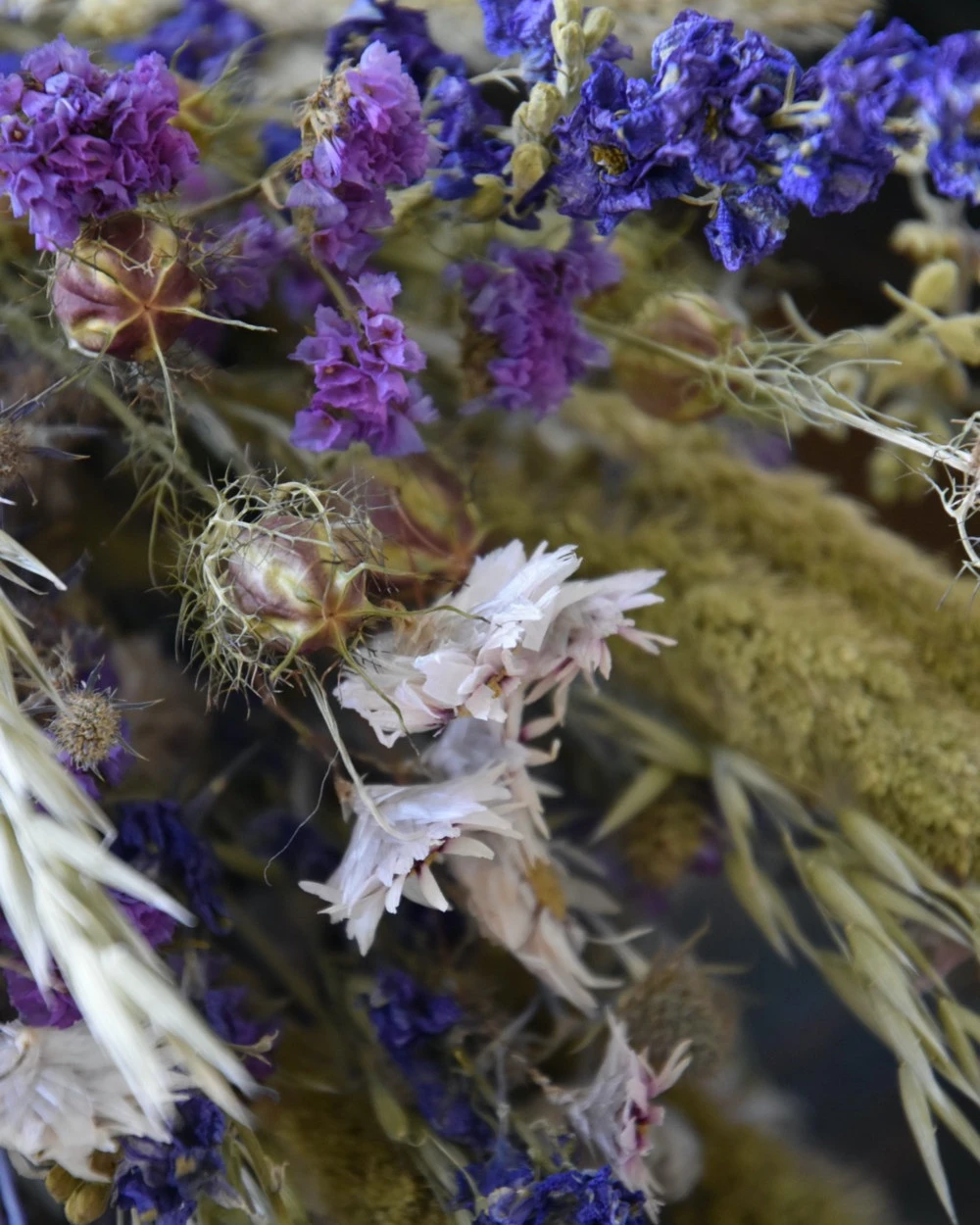 Gemengd Droogbloemen Boeket In Naturel Groen Lila En Blauw - Afbeelding 3