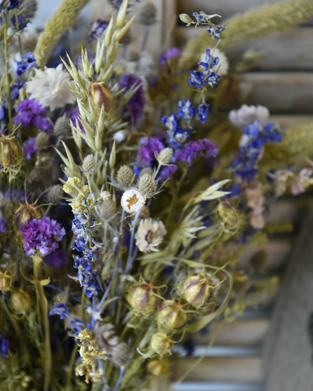 Gemengd Droogbloemen Boeket In Naturel Groen Lila En Blauw - Afbeelding 4