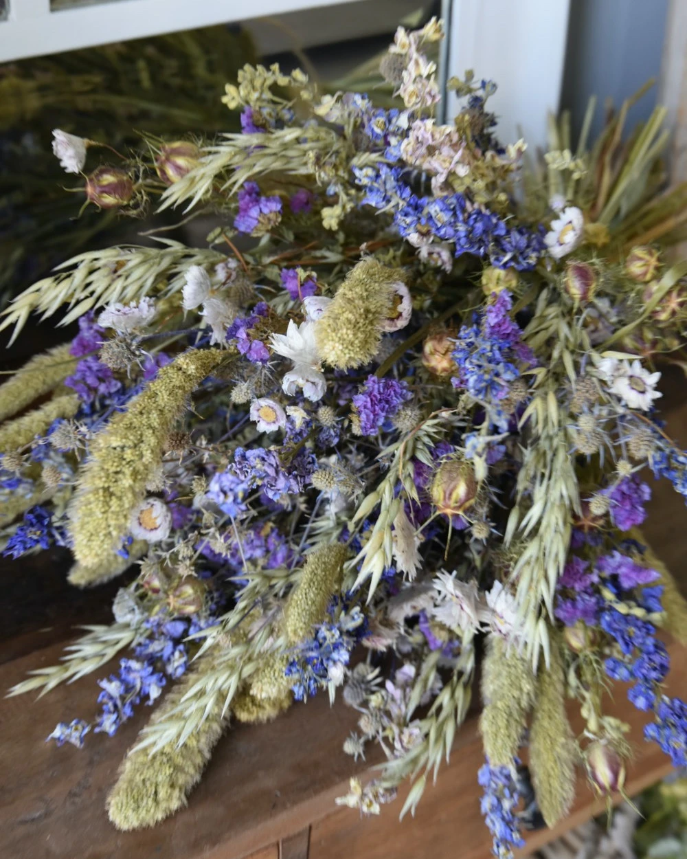 Gemengd Droogbloemen Boeket In Naturel Groen Lila En Blauw - Afbeelding 5