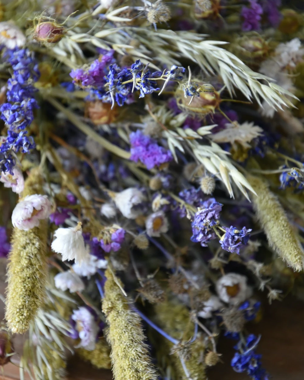 Gemengd Droogbloemen Boeket In Naturel Groen Lila En Blauw - Afbeelding 6