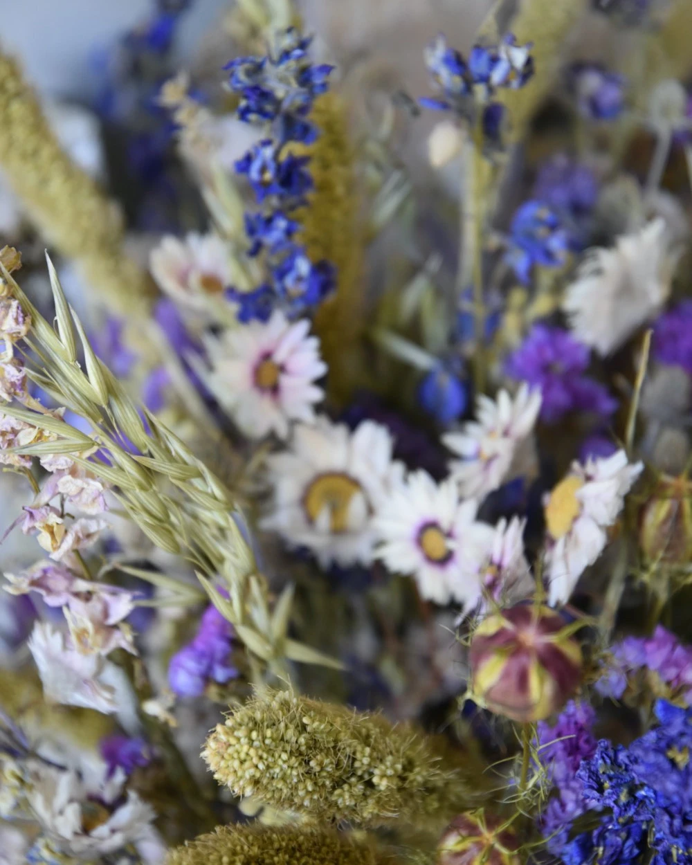 Gemengd Droogbloemen Boeket In Naturel Groen Lila En Blauw - Afbeelding 7