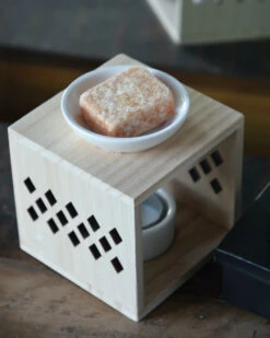 Geur Brander Hout Met Keramiek Schaaltjes