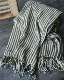 Geweven Sprei Olijfgroen Gebroken Wit Gestreept Met Kwastjes, IB Laursen