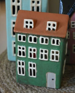 Groen Pakhuis Nyhavn Theelicht Met Lichte Ramen En Dakkapellen, IB Laursen