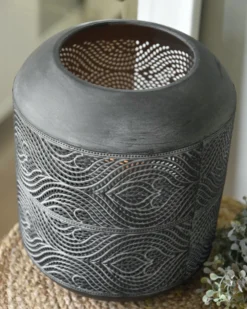 Groot Rond Metalen Windlicht Met Sierlijk Glooiend Gaatjes Patroon