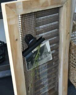 Herinnering Bord, Houten Lijst Met Stoer Dik Oud Gaas En Clip