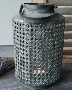 Hoge Lantaarn Van Metaal Met Gaatjes Patroon En Hengsel