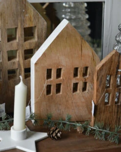 Huis Van Hout Met Witte Glanzende Rand 8 Open Ramen, IB Laursen