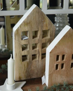 Huis Van Naturel Hout Met Glanzende Witte Rand En Open Ramen, IB Laursen