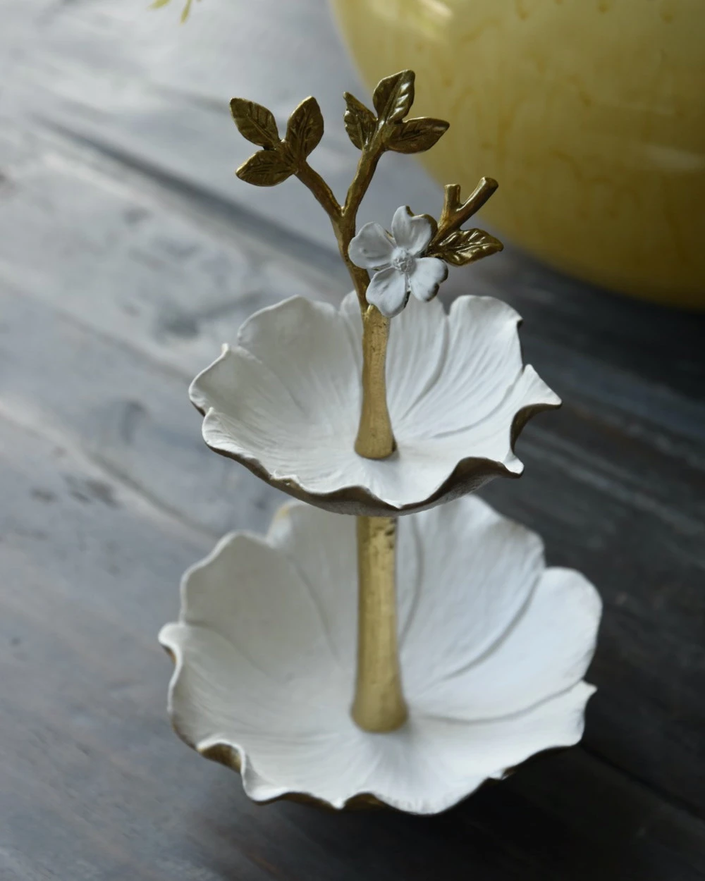 Kleine Etagere Bloem In Antiek Wit En Goud, Sieraden/bonbon Schaaltje