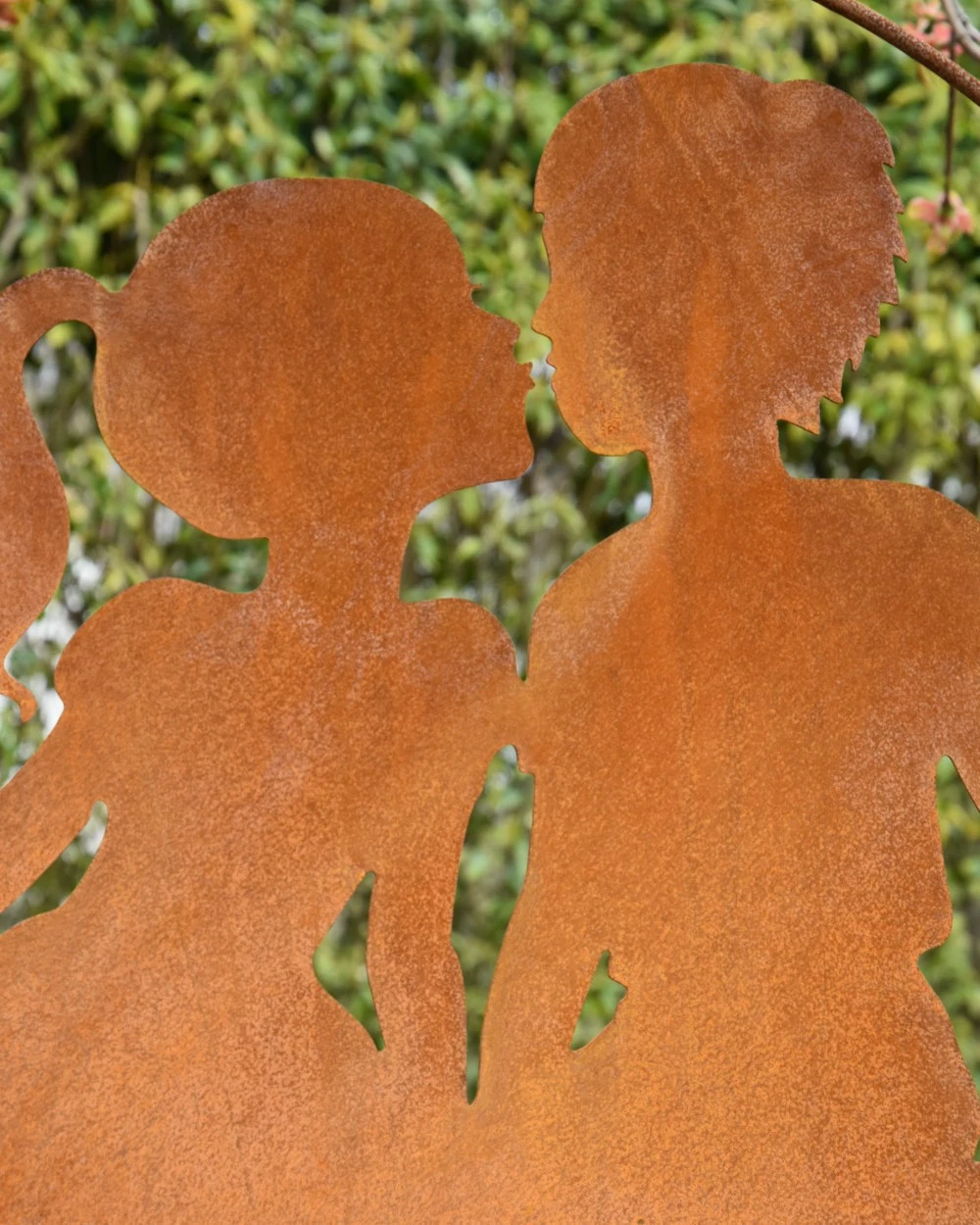 Meisje En Jongen Geven Elkaar Een Kusje, Hangend Ecoroest - Afbeelding 4