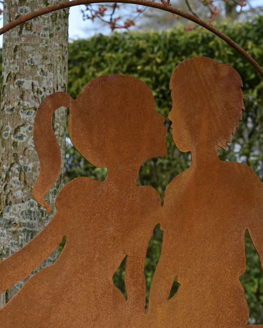 Meisje En Jongen Geven Elkaar Een Kusje, Hangend Ecoroest - Afbeelding 8