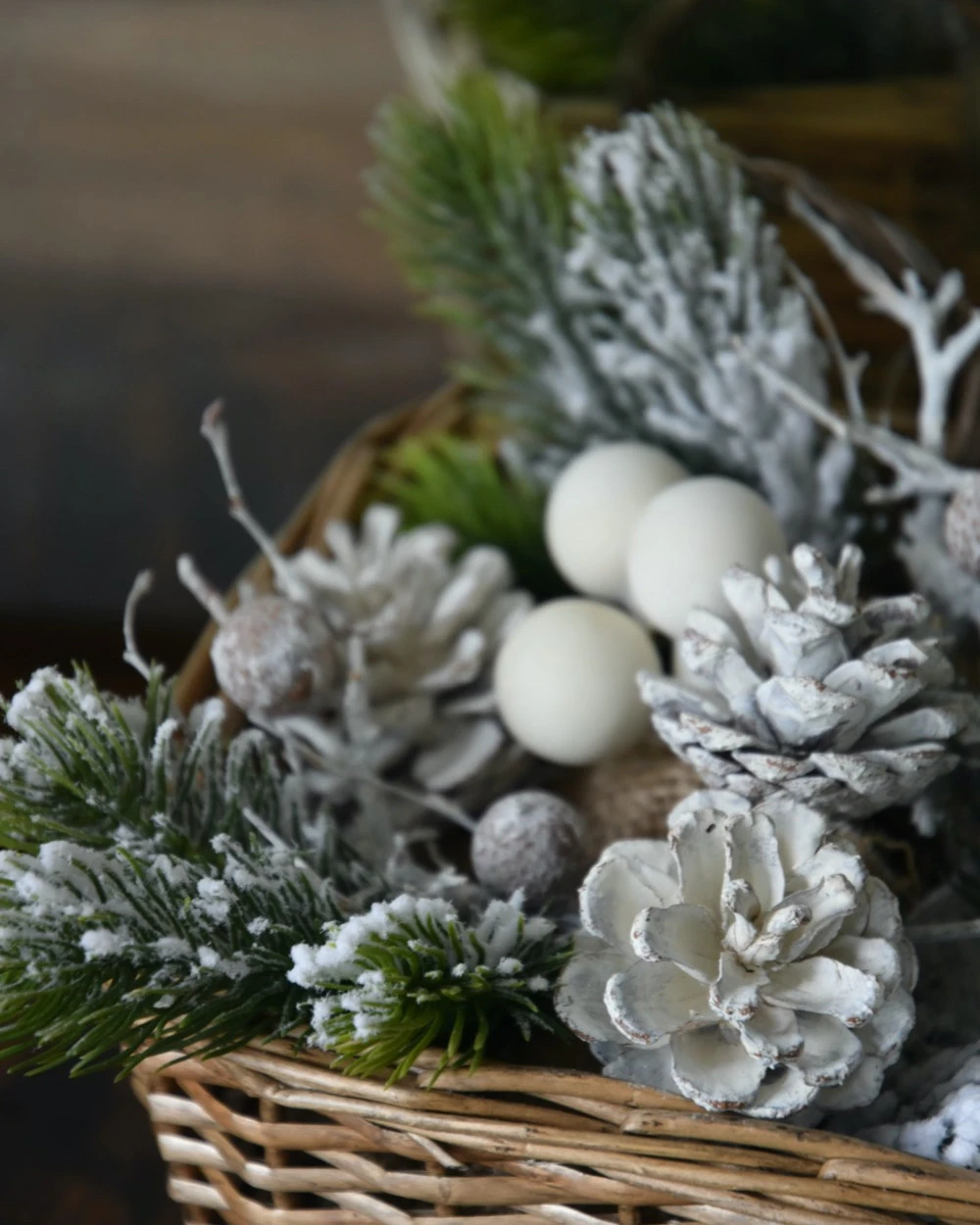 Rieten Mand Gevuld Met Besneeuwd Groen En Witte Dennenappels - Afbeelding 2