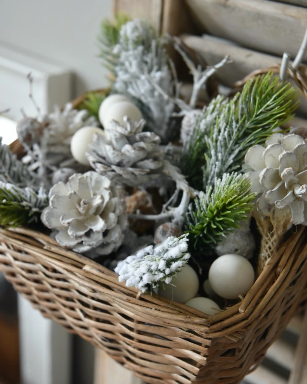 Rieten Mand Gevuld Met Besneeuwd Groen En Witte Dennenappels - Afbeelding 3
