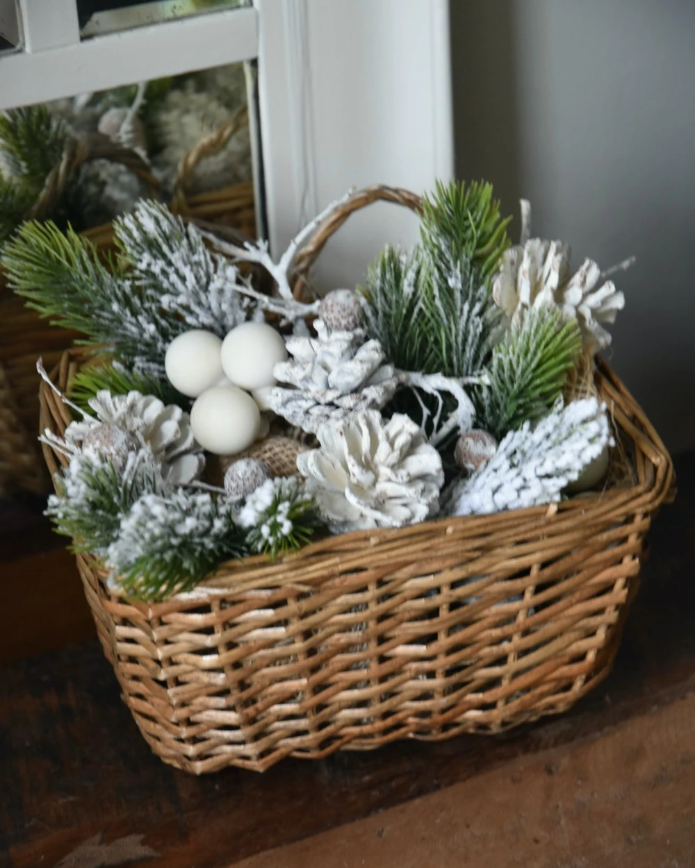 Rieten Mand Gevuld Met Besneeuwd Groen En Witte Dennenappels - Afbeelding 4