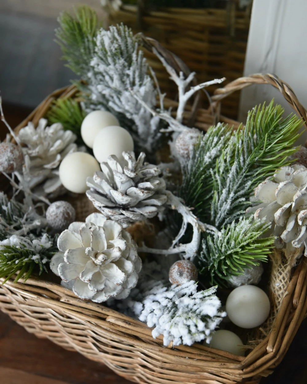 Rieten Mand Gevuld Met Besneeuwd Groen En Witte Dennenappels - Afbeelding 6