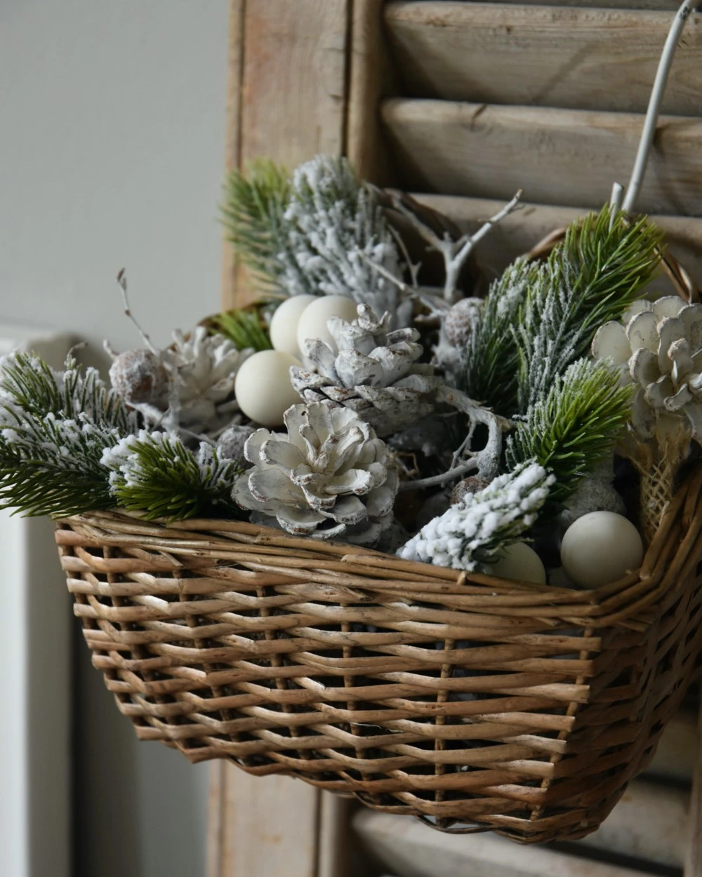 Rieten Mand Gevuld Met Besneeuwd Groen En Witte Dennenappels - Afbeelding 7