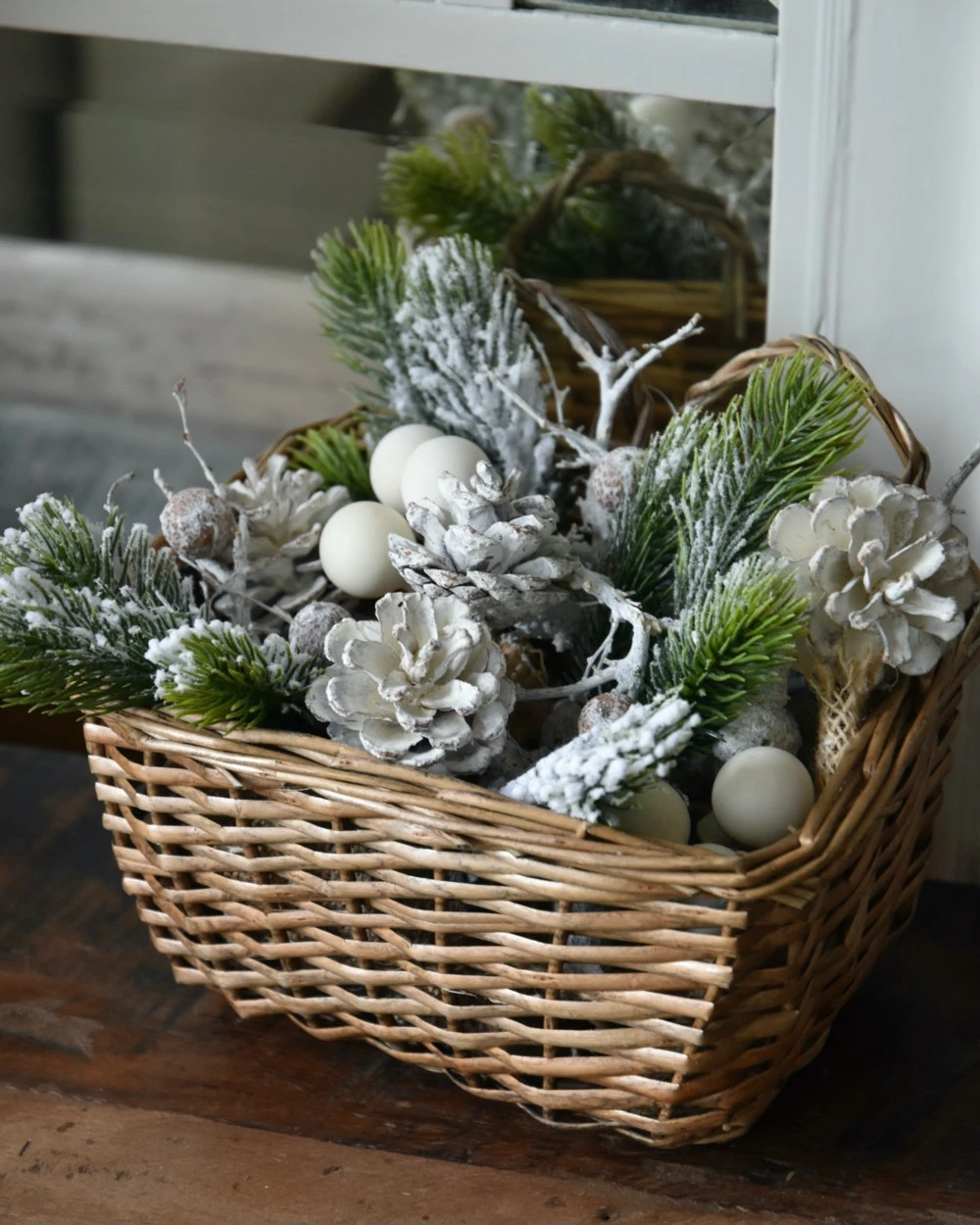 Rieten Mand Gevuld Met Besneeuwd Groen En Witte Dennenappels