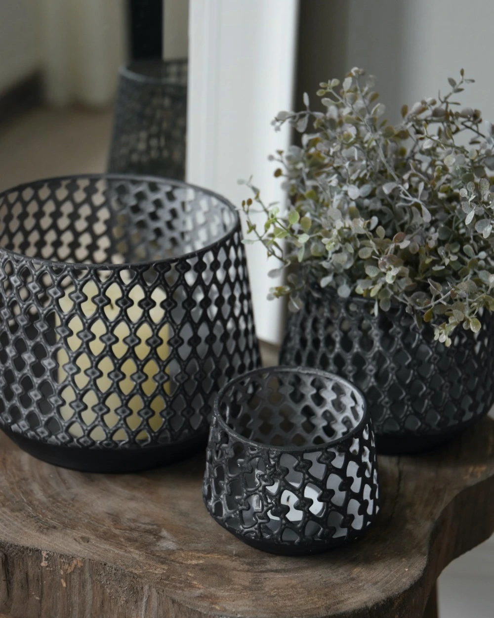 Set Van 3 Metalen Windlichten Met Sierlijk Gaatjes Patroon - Afbeelding 3