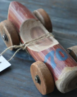Unieke Rode Houten Race Auto Met Een Blauw Nr 70, IB Laursen