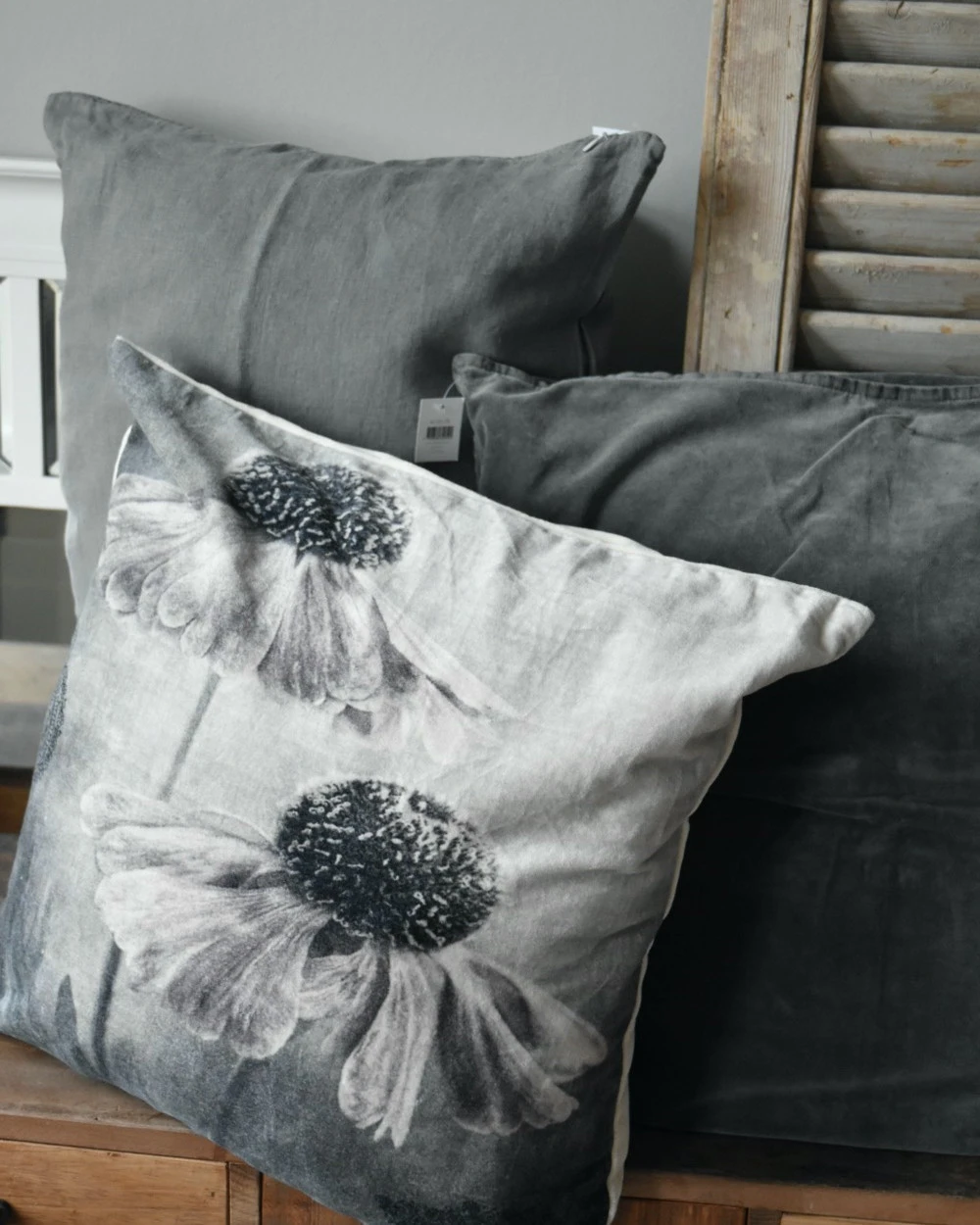 Velours Kussen Met Bloemen In Grijs Tinten En Een Vleugje Rosé - Afbeelding 2