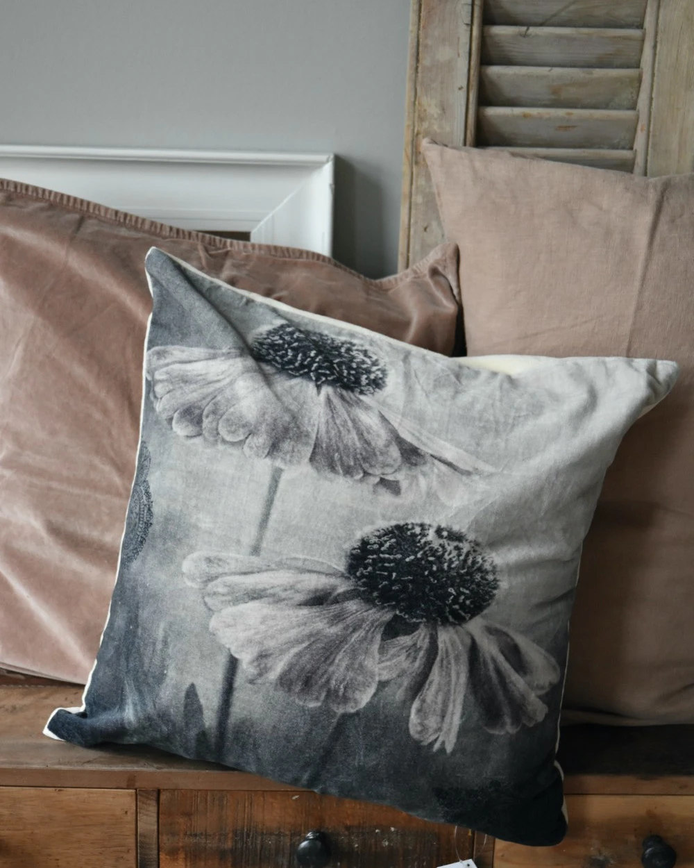 Velours Kussen Met Bloemen In Grijs Tinten En Een Vleugje Rosé - Afbeelding 3