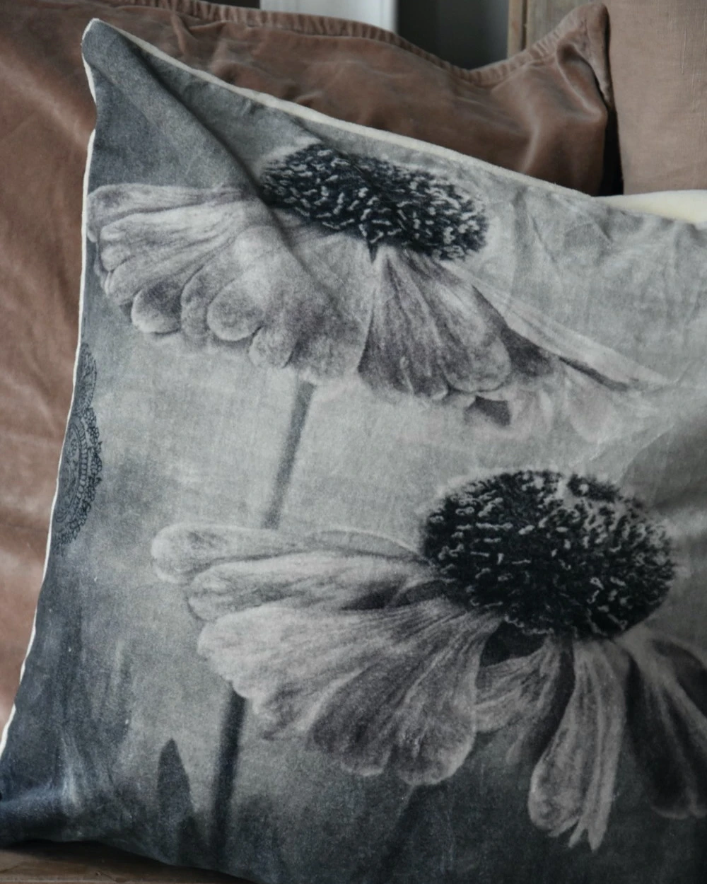 Velours Kussen Met Bloemen In Grijs Tinten En Een Vleugje Rosé - Afbeelding 4