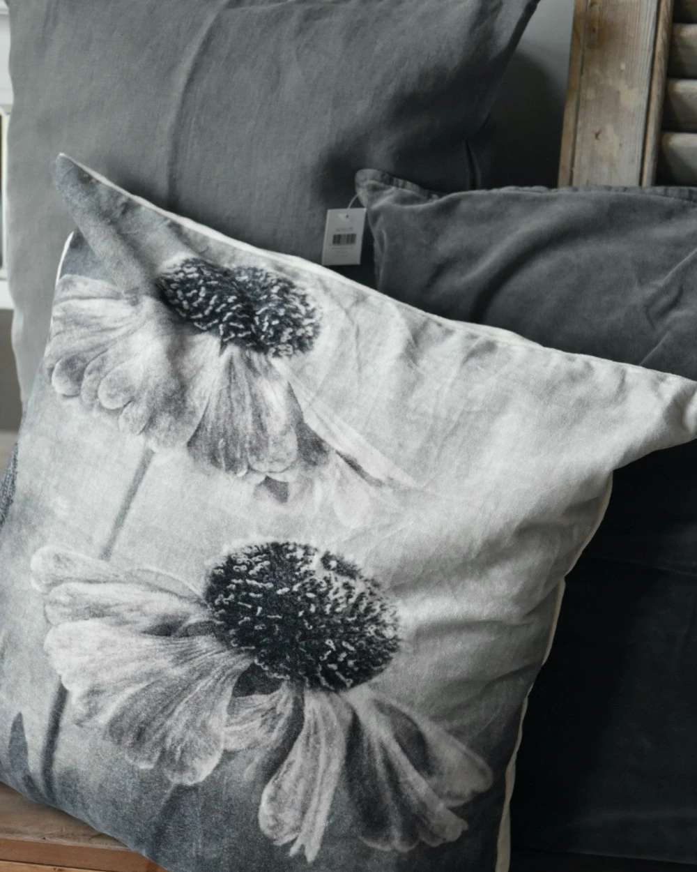 Velours Kussen Met Bloemen In Grijs Tinten En Een Vleugje Rosé - Afbeelding 5