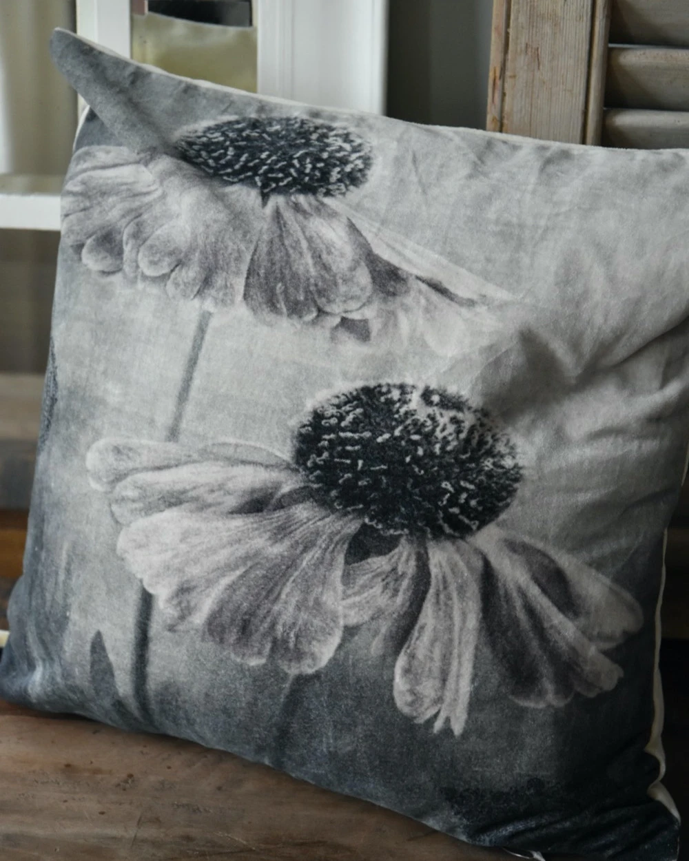 Velours Kussen Met Bloemen In Grijs Tinten En Een Vleugje Rosé - Afbeelding 6